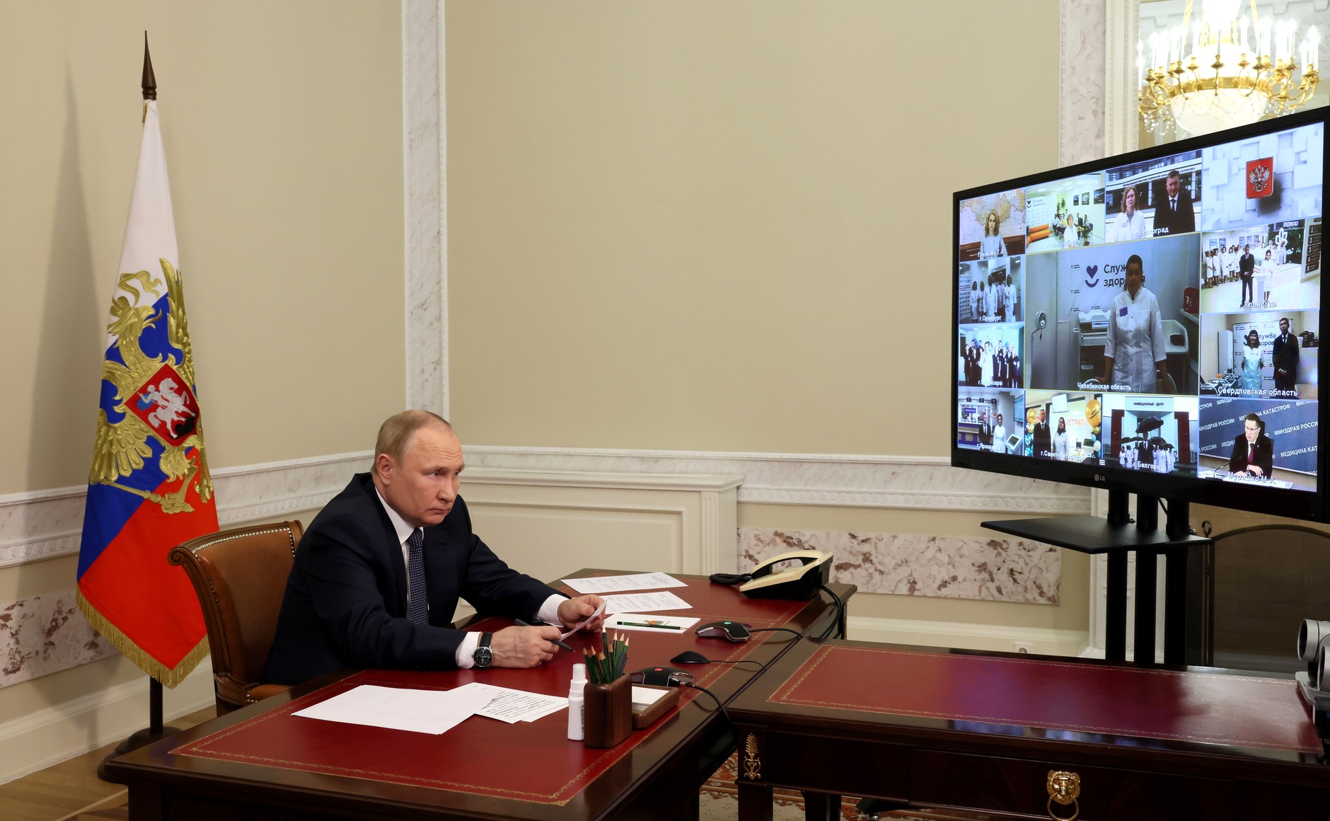 Путин: Врачи в РФ оказывают медицинскую помощь, а не услуги