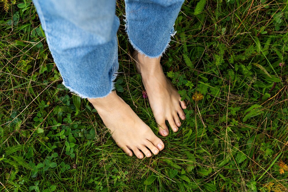 Врач-травматолог Баранов перечислил пять причин ходить летом без обуви