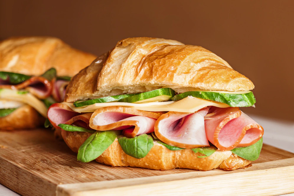 Нутрициолог Арзамасцев предупредил о вреде бутерброда с колбасой