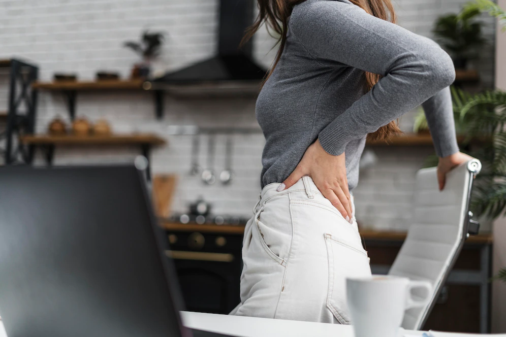 Терапевт Кондрахин: Боль в спине может вызываться болезнями ЖКТ или органов таза