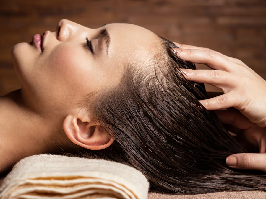 Трихолог Егжина: пилинги кожи головы надолго сохраняют чистоту волос
