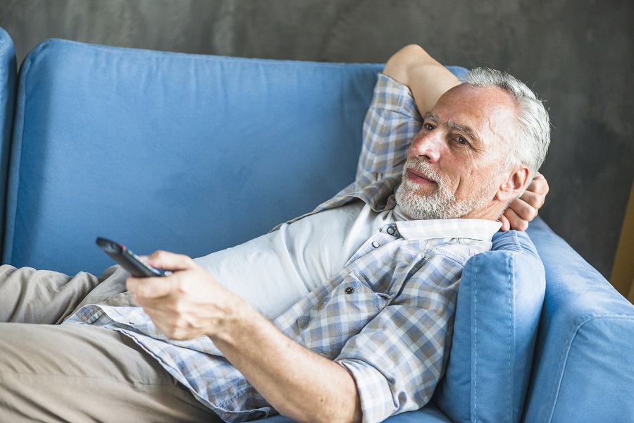 Геронтолог Новоселов назвал любовь к дивану самой разрушающей здоровье привычкой в пожилом возрасте