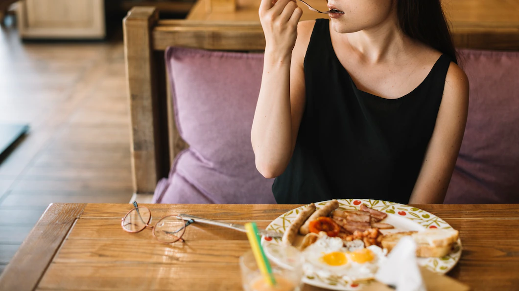 Диетолог Бест: Яичница с беконом на завтрак провоцирует «рыхлость» сосудов