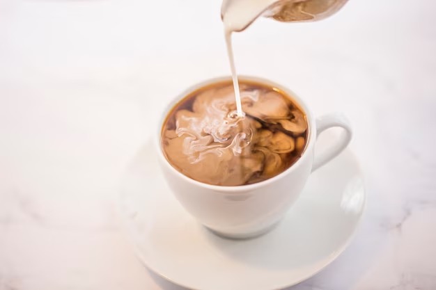 Диетолог Мансурова: Комбинация кофе и молока может вызвать у человека диарею
