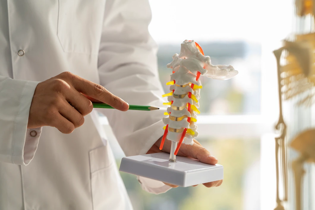Ортопед Родионова: Симптомы остеопороза — «вдовий горб» и уменьшение роста