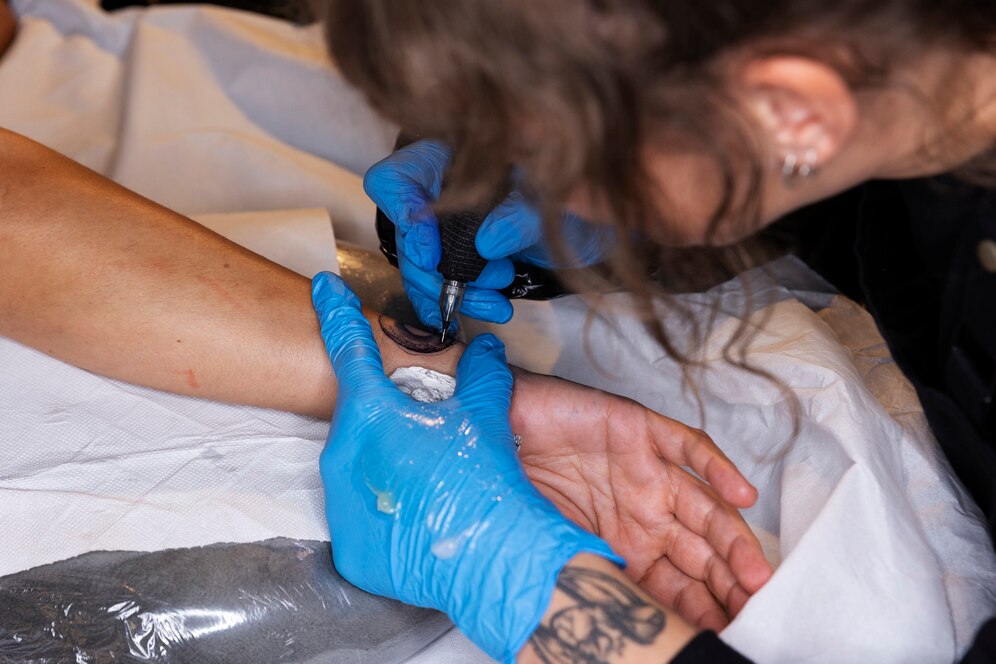 Дерматолог Дарья Пищулина сообщила, чем рискуют любители татуировок