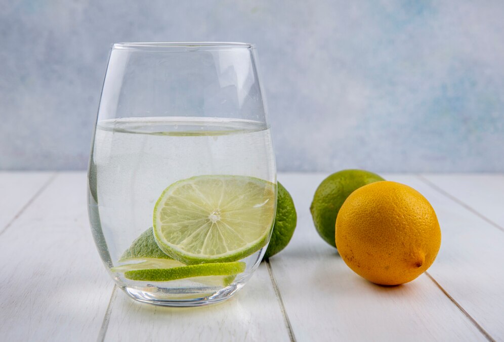Гастроэнтеролог Кашух опровергла миф о пользе воды с лимоном