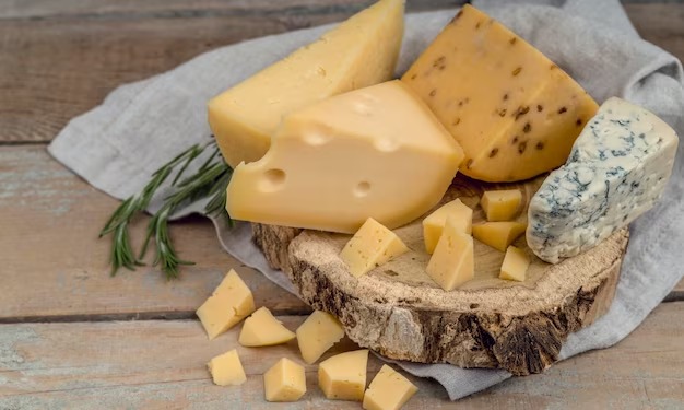 Диетолог Мосли: Сыр стимулирует выработку слюны, защищающей зубы от кариеса