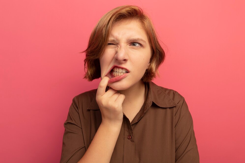Невролог Демьяновская: Привычка кусать щеки и губы может спровоцировать онкологию