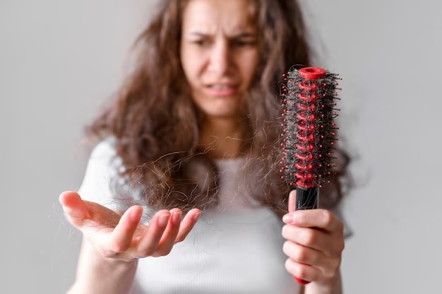 Трихолог Гайдайчук: Недосып и стресс могут привести к выпадению волос