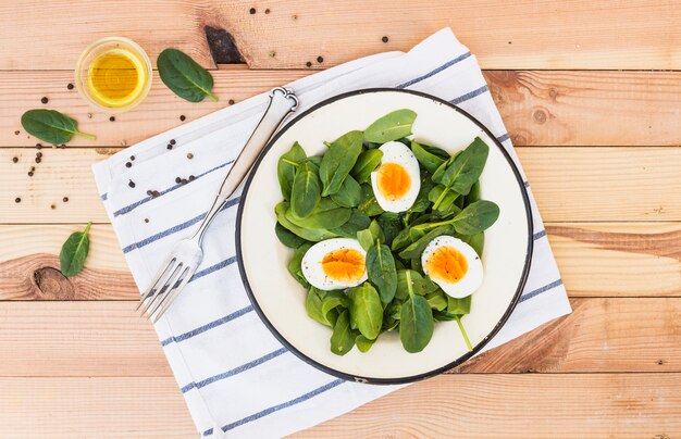 Диетолог Федер нашла пользу яиц со шпинатом для людей возраста 40+