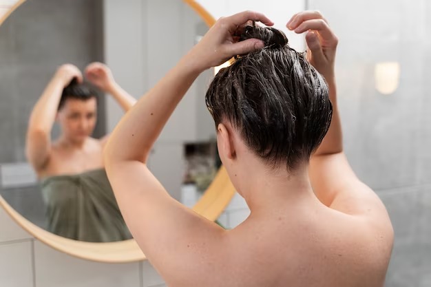 Трихолог Курская опровергла популярные заблуждения о частоте мытья волос