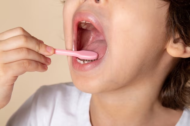 Стоматолог Янушевич: Чистка языка важна для лечения и профилактики кандидоза