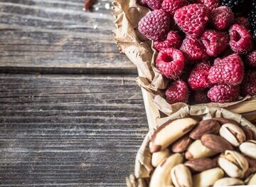 Диетолог Редина: Орехи и ягоды помогают замедлить старение организма