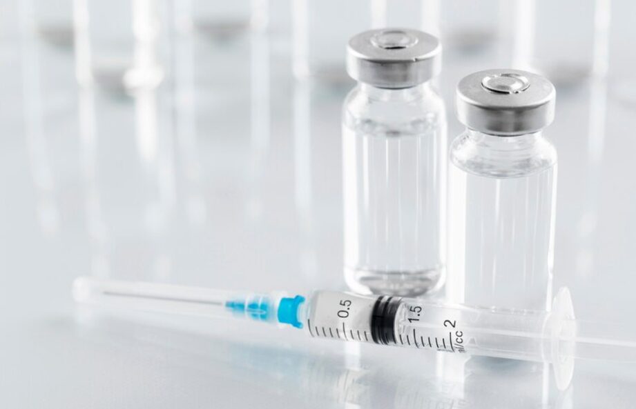 Врач Гальперин назвал причины внезапной замены понятия «инъекция» на «вакцину»