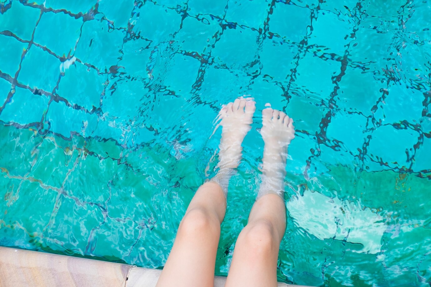 Дерматолог Зубрицки: При посещении бассейна защититься от грибка поможет обувь